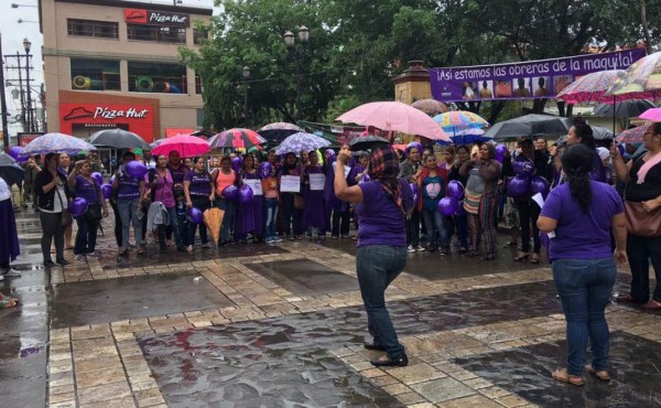 Colectiva de mujeres realiza plantón en contra de la violencia
