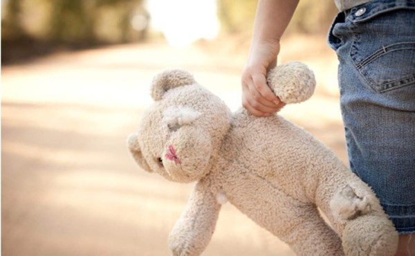 Mamá mete a hombre, hijo desconfía de él