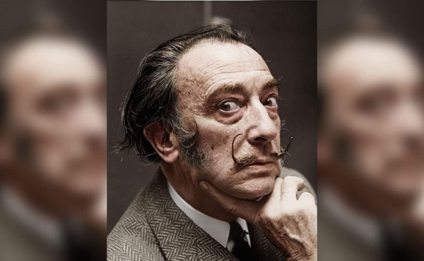 Salvador Dalí reapareció con su bigote intacto  