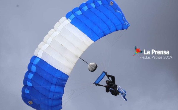 El paracaidista que descendía con la bandera de El Salvador sufrió el accidente.