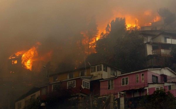 Más de 150 casas destruidas por voraz incendio que continúa activo en Chile