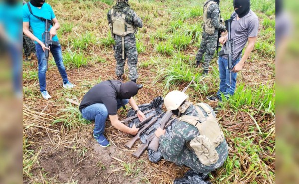 Hallan armas enterradas en un cementerio
