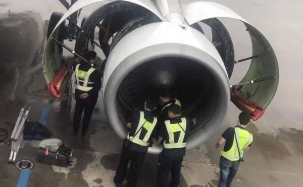 Anciana china obliga a detener un avión porque tiró monedas al reactor