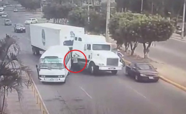 Impactante video: Conductor es atropellado en pleito entre rastra y rapidito