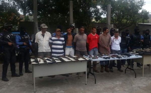Caen seis hombres con armas e indumentaria militar en Olancho