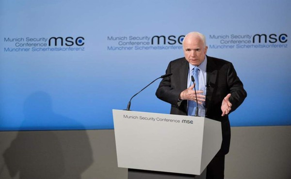 McCain pide a Trump que se retracte por acusación contra Obama o dé pruebas