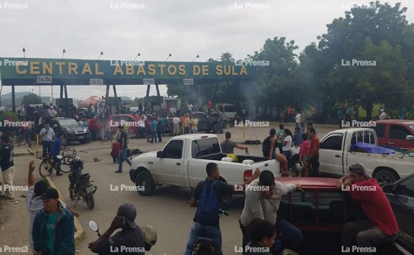 Vendedores de la central de abastos se enfrentan a la Policía en San Pedro Sula