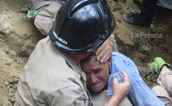 'Me dolió cuando él lloró en mi pecho': cabo de Bomberos que consoló a obrero rescatado