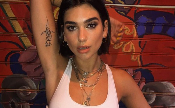 Dua Lipa rompe en llanto al tener que cancelar concierto por enfermedad