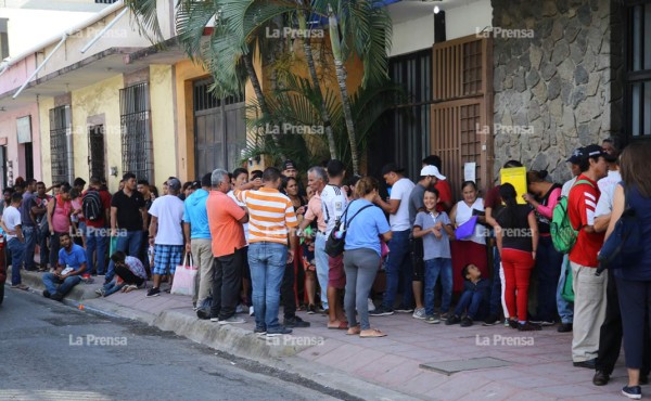 Migrantes abarrotan consulado hondureño en Tapachula, México
