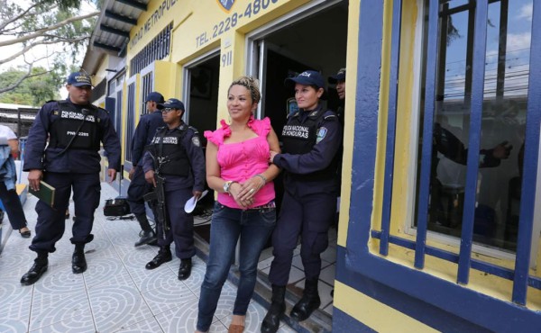 Cae mujer por castigar a mordidas a su hija