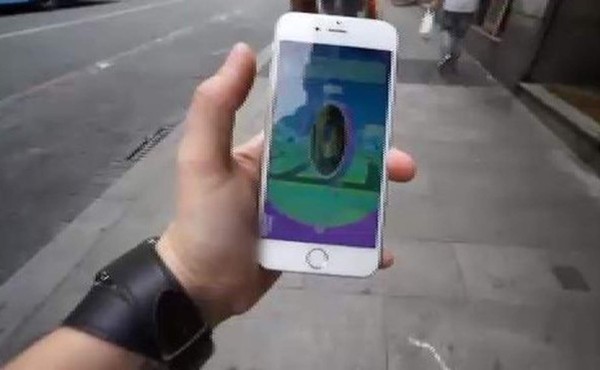 Buscaba pokemones y encontró a pareja teniendo intimidad