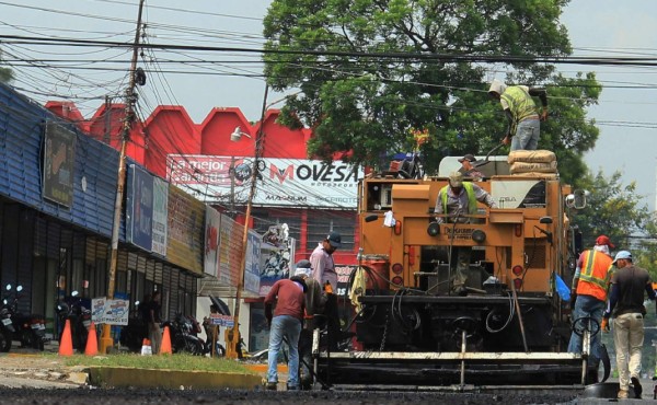 Congestionamiento en parte de la tercera avenida por pavimentación