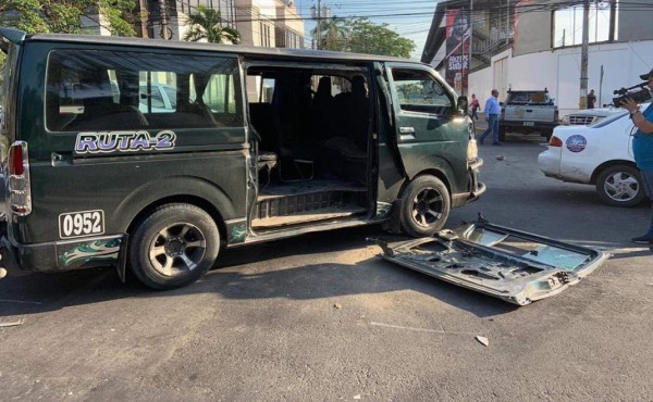 Tres lesionados deja choque entre 'rapidito' y un pick-up en San Pedro Sula