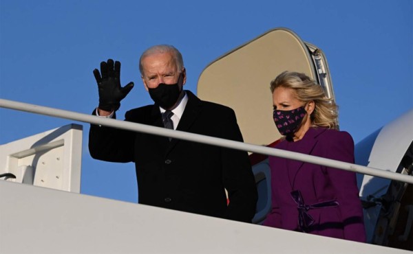 Biden comienza su gobierno con decretos sobre el clima, migración y covid-19