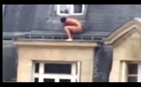 Lo captan desnudo escondiéndose de marido de su amante