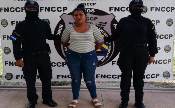 La detienen por tratar de meter supuesta droga para un pandillero en El Pozo
