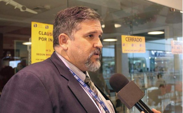 Funcionario de la DEI hace berrinche porque no le venden cervezas durante ley seca