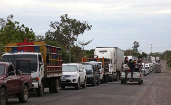 Desesperación por interminables filas en carretera del sur