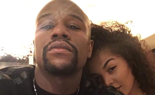 Mayweather también presume a su joven novia