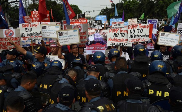 'Boten a Trump' gritan cientos de filipinos en protesta en Manila
