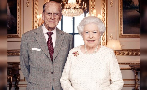 Príncipe Felipe vuelca en accidente de tránsito sin resultar herido