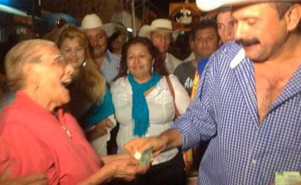 Alcalde mexicano que 'robó poquito' regala planchas