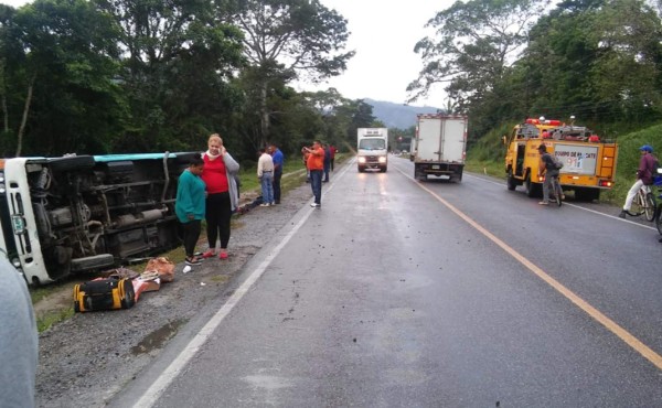 Seis personas resultan heridas en volcamiento de bus en carretera CA-13