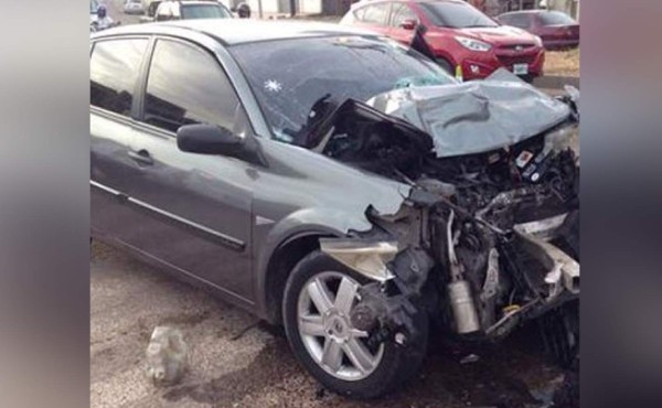 Mujer queda atrapada en su carro tras estrellarse contra poste en Tegucigalpa