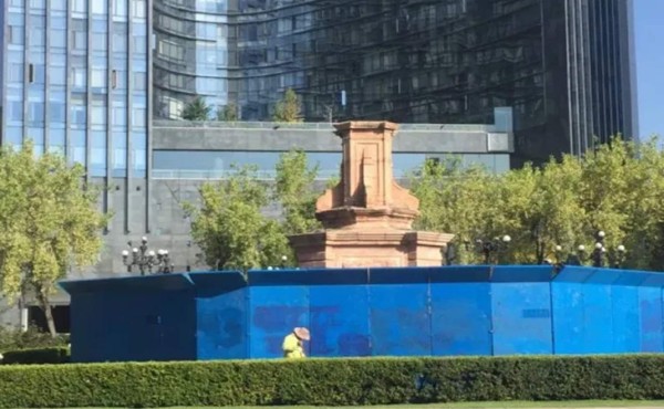 Retiran estatua de Cristóbal Colón en Ciudad de México previo a protestas