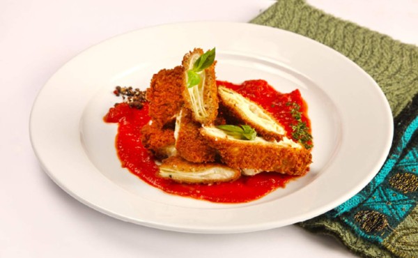 Lasaña empanizada frita con salsa marinara