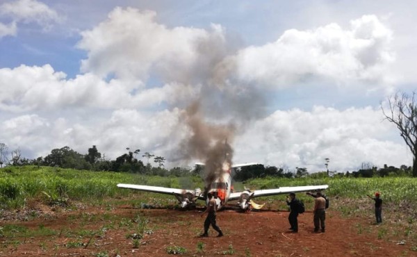Incineran narcoavioneta en el departamento de Gracias a Dios