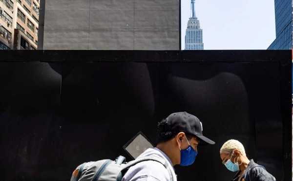 Los neoyorquinos no se desmelenan y siguen llevando la mascarilla