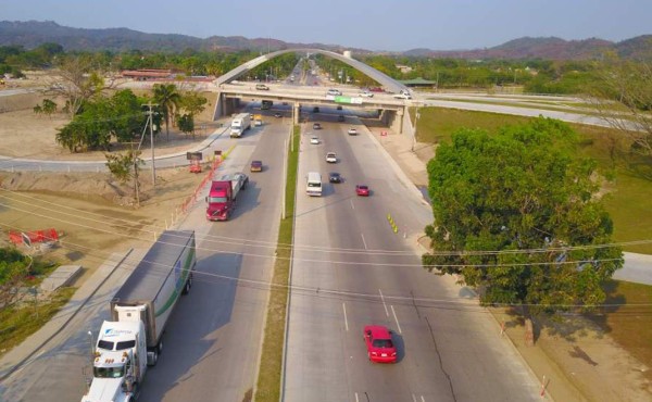 Autos sin placas y nuevos usarán la calcomanía