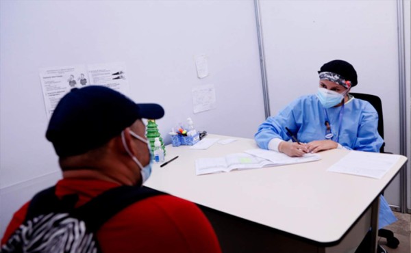 Médicos dan voz de alarma y piden a la población cuidarse por alza de la pandemia