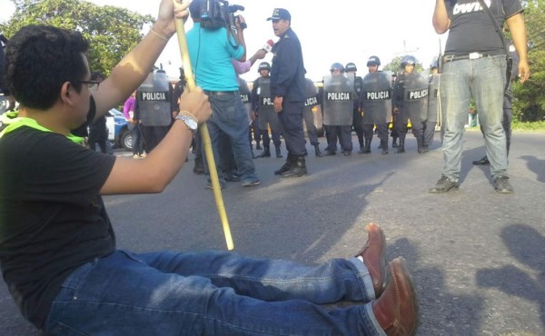 Policías y militares vigilan carreteras para evitar tomas