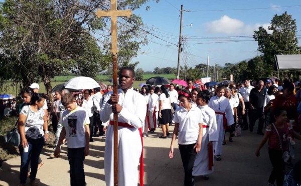 Católicos celebran al Cristo Negro en Arena Blanca, El Progreso