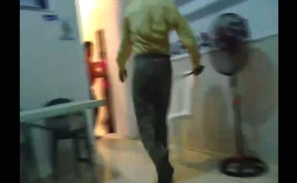 Momento en el que el activista de Monarca va persiguiendo a la víctima con el arma blanca.