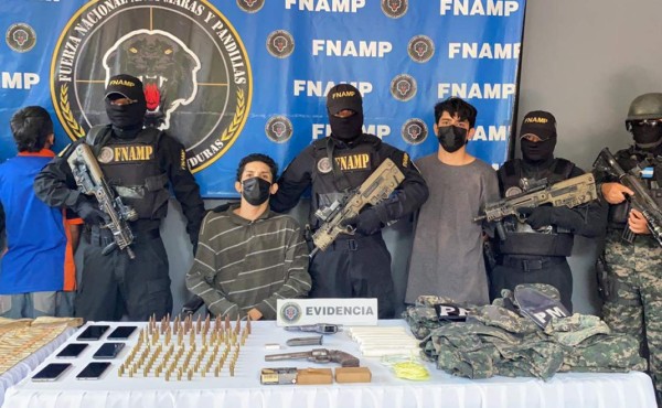 Capturan a supuestos pandilleros con explosivos, indumentaria militar y armas