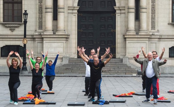 Presidente de Perú pone a sus ministros a hacer gimnasia