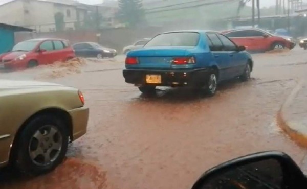 Caos vial y personas atrapadas por fuertes lluvias en Tegucigalpa