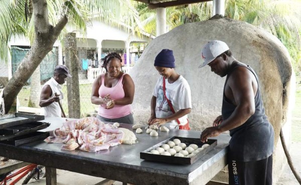 El proceso de elaboración del pan de coco lleva cuatro horas.