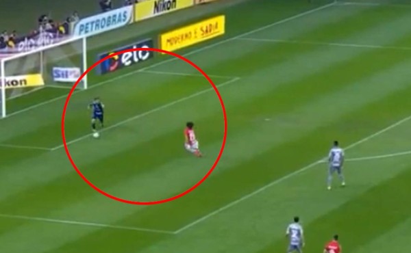 Este portero da una lección de como humillar a tu rival