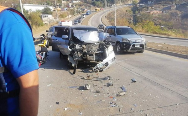 Dos lesionados deja choque entre dos carros en Tegucigalpa