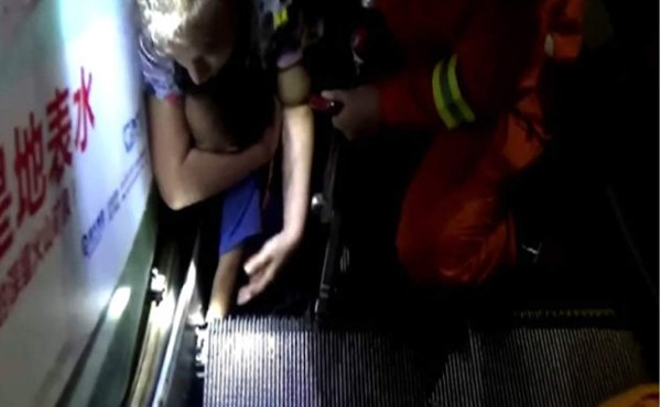 Brazo de niño queda atascado en escalera eléctrica en China
