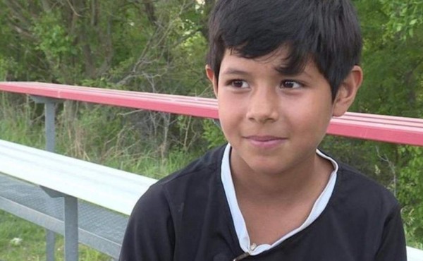 Niña hispana confundida con un chico recibe apoyo de olímpicas Hamm y Wambach