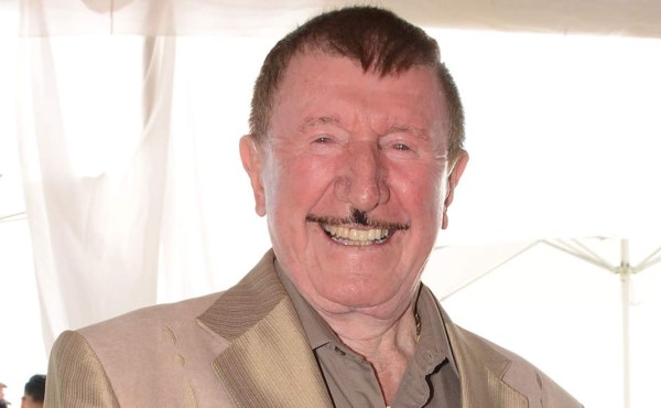 Ex músico de Banda el Recodo es hospitalizado tras aparatosa caída