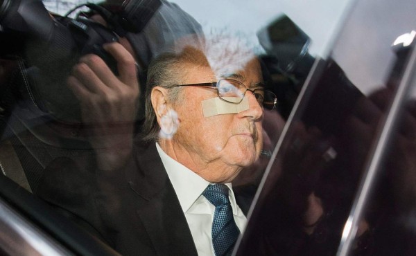 Blatter declara ante la FIFA y confía en una decisión favorable