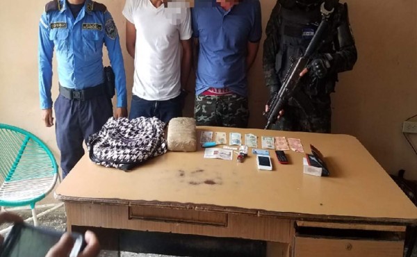 Detienen a dos hombres con supuesta marihuana en Omoa