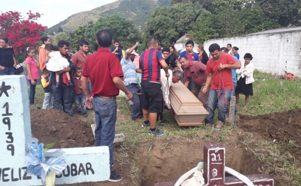 En una fosa juntos entierran a menor y abuela atropellados  